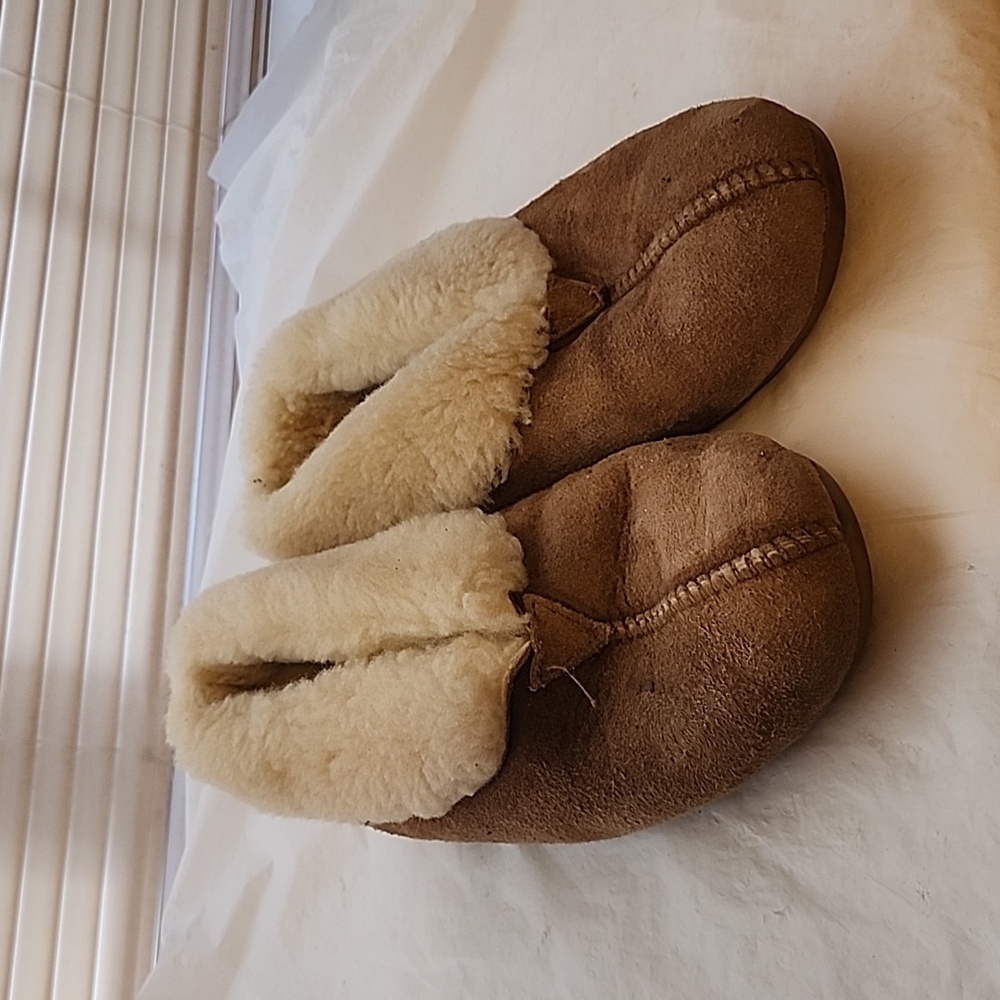UGGS SLIPPERS